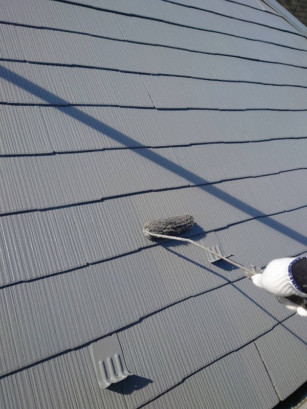 屋根の上塗り中です（エスケー化研 クールタイト CLR-106）。