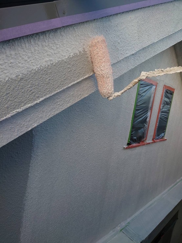 外壁と同素材の破風も下塗りします。（エスケー化研 水性ソフトサーフSG）