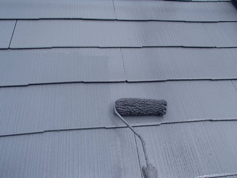 屋根の上塗り続きです。（エスケー化研 クールタイトSi CLR-106 グレー）