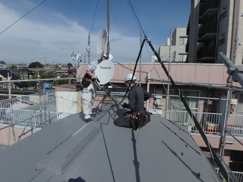 屋根の傾斜が厳しいので、アンテナ工事も２名で安全に行います。