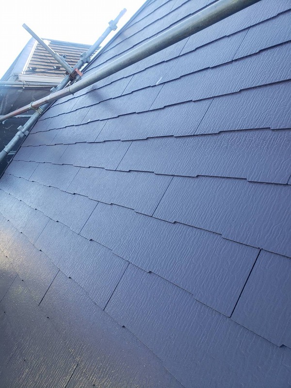 勾配が急なので、屋根足場を設置して塗装します。（エスケー化研 クールタイトSi CLR-108）