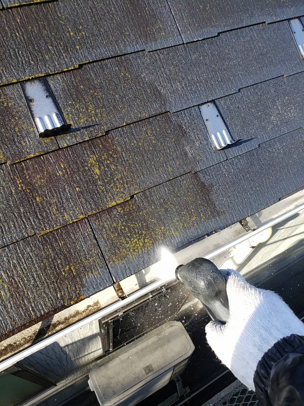 屋根を洗浄しています。