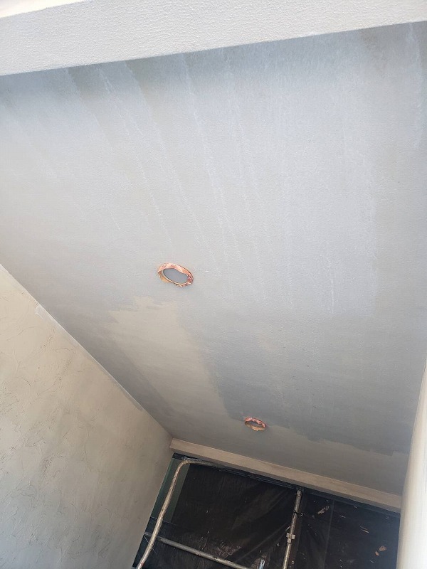 車庫の天井部は外壁と同様に塗装します。（エスケー化研 水性ミラクシーラーエコ クリヤー）