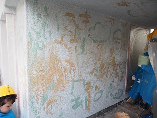 自宅の壁でこども塗装体験！3