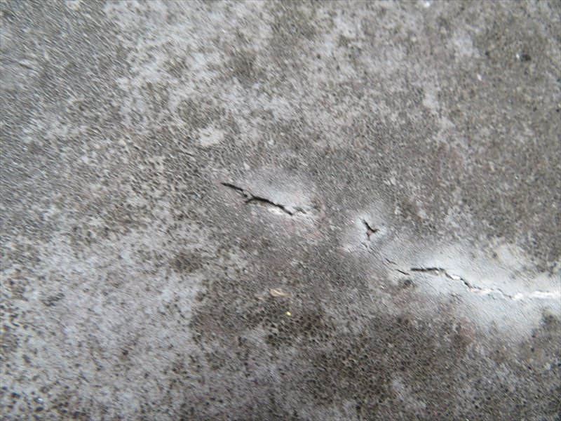 ベランダの床の防水がひび割れて、裂け目部分が浮いています。