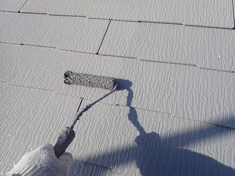 屋根の上塗り中です。（エスケー化研 クールタイト CLR-106 グレー）
