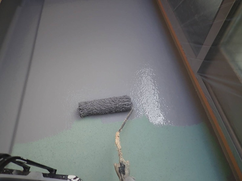 ベランダ床の防水塗装をしています。（日本特殊塗料 FRP防水材 タフシール #300 グレー）
