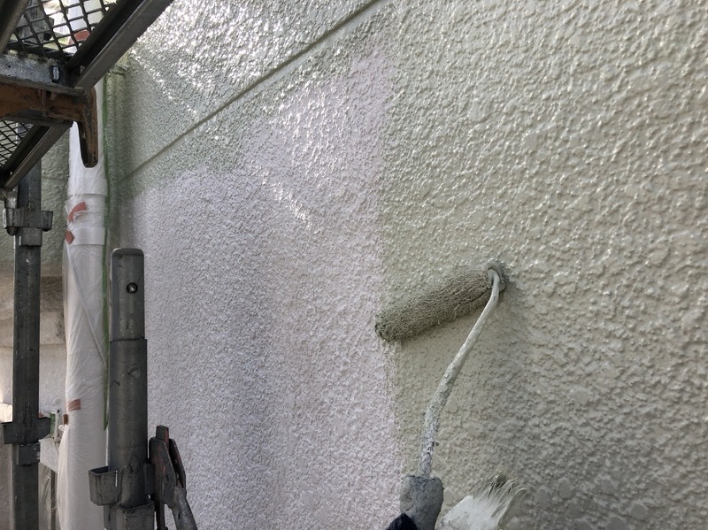 外壁の中塗り中です。（日本ペイント パーフェクトトップ K35-80B）