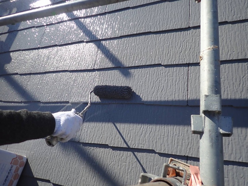 早速、屋根の上塗り開始です。（エスケー化研 クールタイト CLR-106）