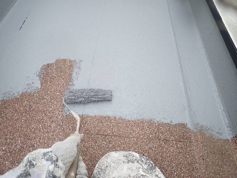 ルーフバルコニーの床の塗装1回目です。（アイカ工業 ジョリエース JA-280）
