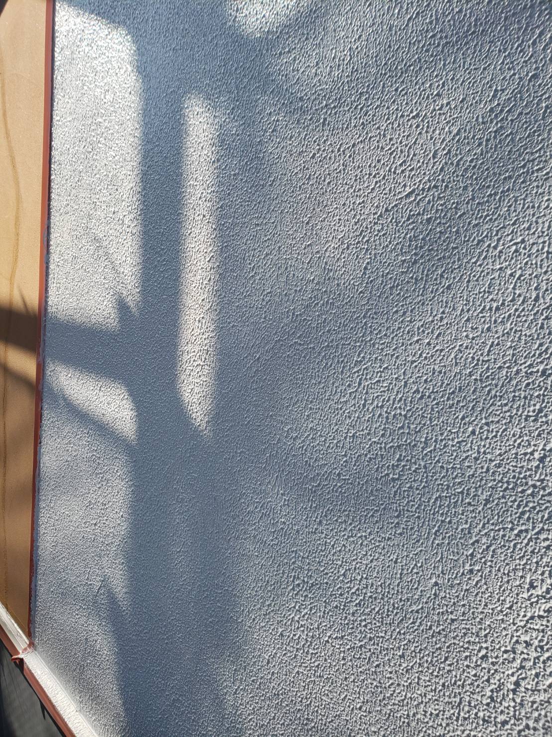 弾性力のある塗料で、外壁のヒビ割れに対応します（エスケー化研 レナフレンド）。