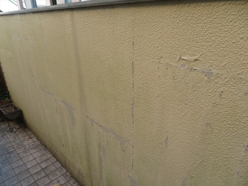塀もあちこち塗膜が切れてはがれていました。
