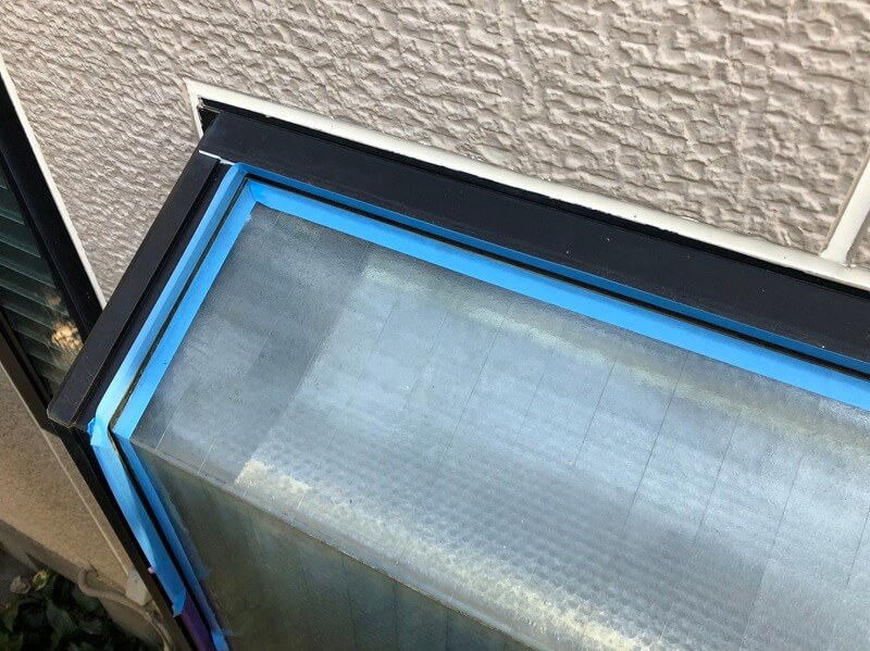 出窓のパッキンは交換が大変（入手や取り付け）なので、今回はシール交換の作業を利用します。