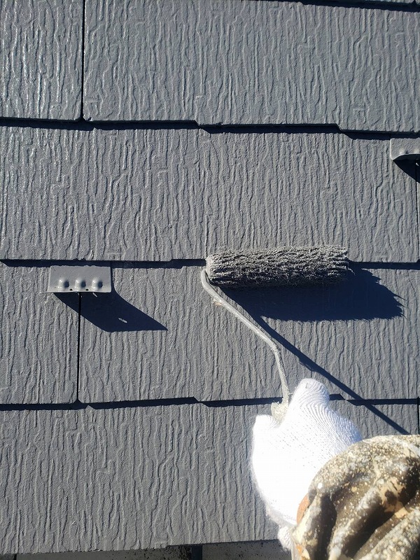 屋根の上塗り中です（エスケー化研 クールタイト CLR-106）。