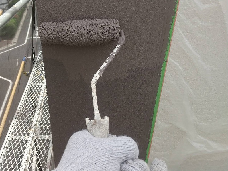 外壁のアクセント部分の上塗り中をしています。（エスケー化研 水性セラミシリコン SR-414）
