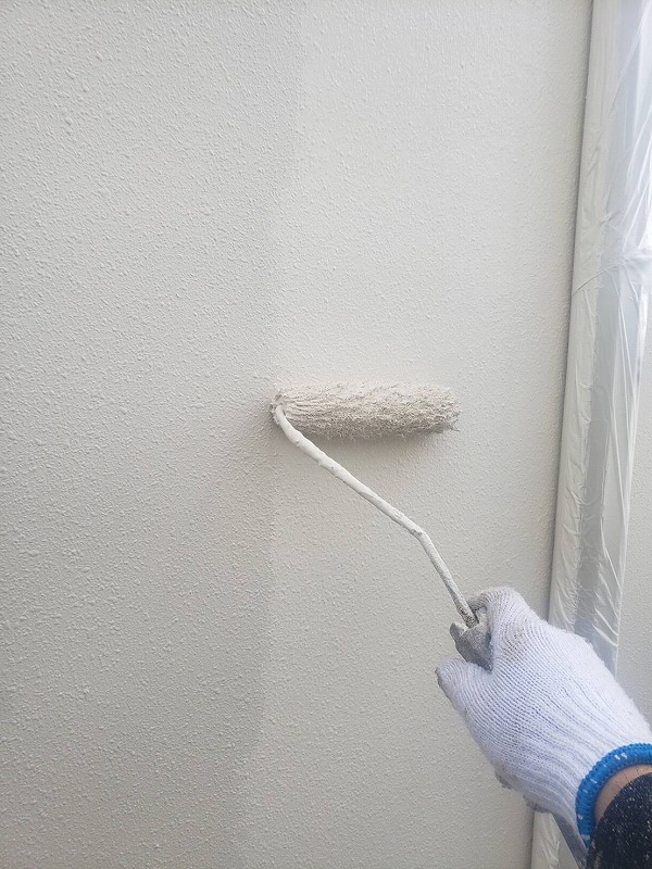 外壁の上塗りをしています。（エスケー化研 水性セラミシリコン SR-175）