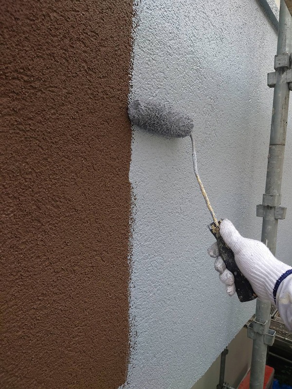 外壁アクセント部分の中塗りをしています。（エスケー化研 アートフレッシュ AC-1746）