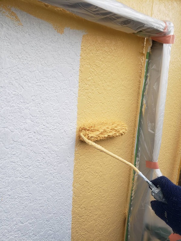 外壁の中塗り中です。（エスケー化研 水性セラミシリコン 19-80L）