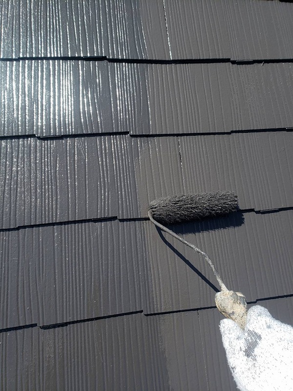屋根の上塗り中です。（エスケー化研 クールタイト CLR-121 セピアブラウン）
