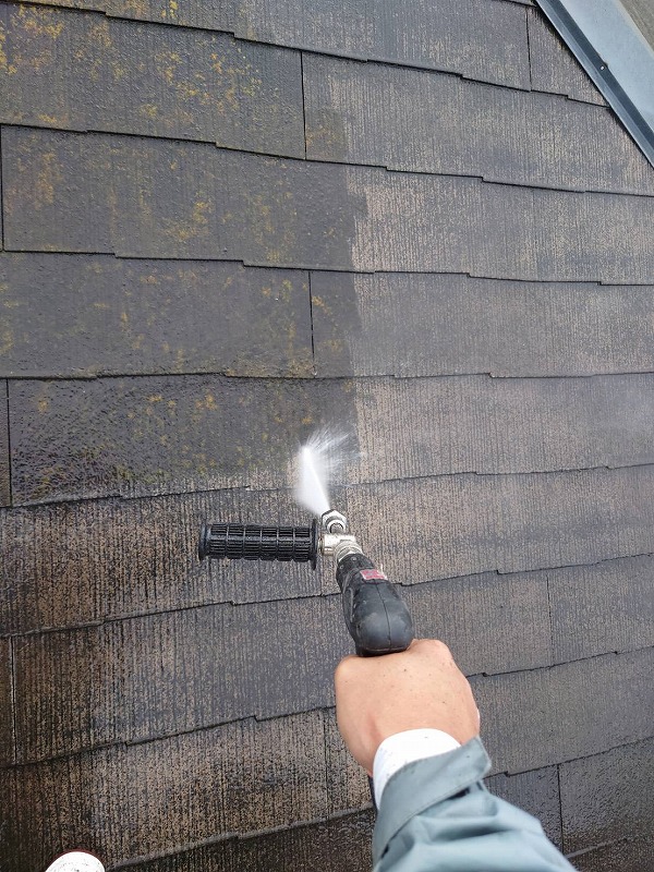 屋根を洗浄しています。