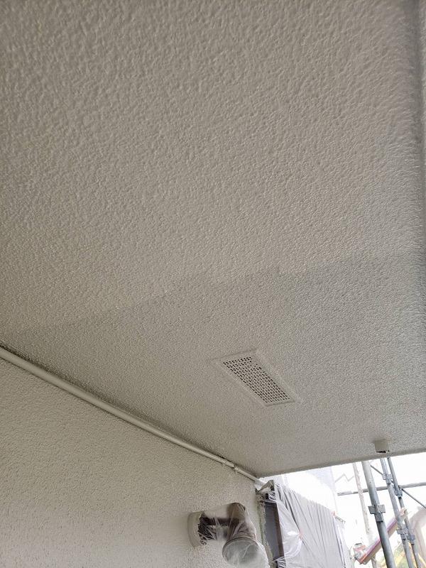 天井もしっかり丁寧に上塗りをしていきます。（エスケー化研 水性セラミシリコン SR-174）
