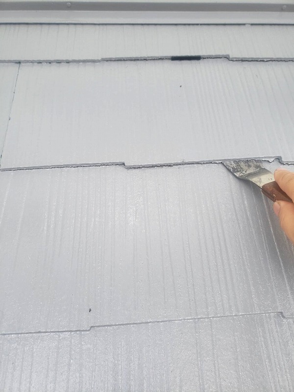 中塗りまで終わった屋根にタスペーサーを設置しています。