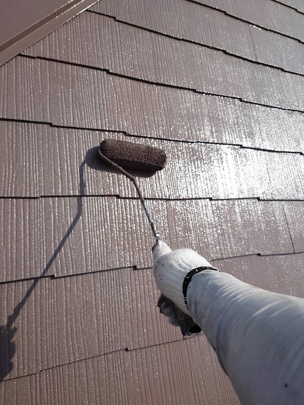 屋根の上塗り中です。（エスケー化研 クールタイト CLR-108 アイビーブラウン）