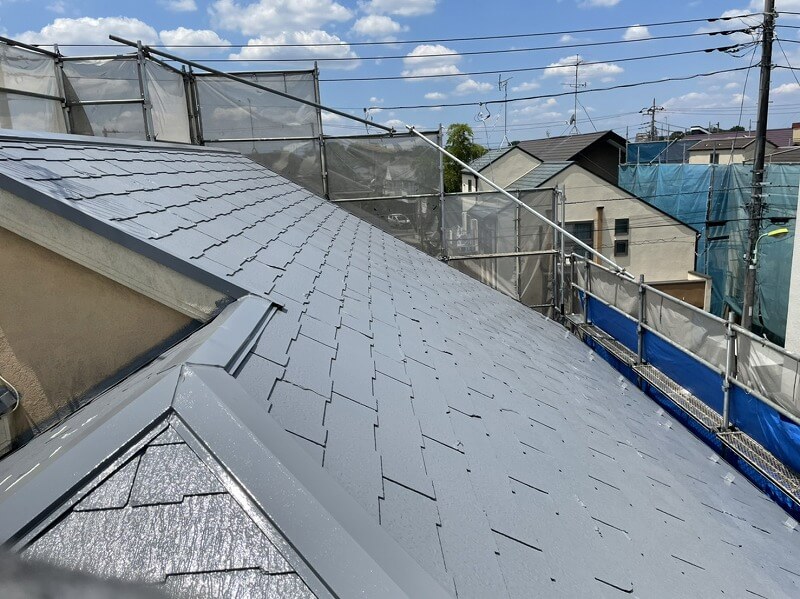 北面の屋根は塗装完了しました。（エスケー化研 クールタイトSi CLR-106 グレー ）