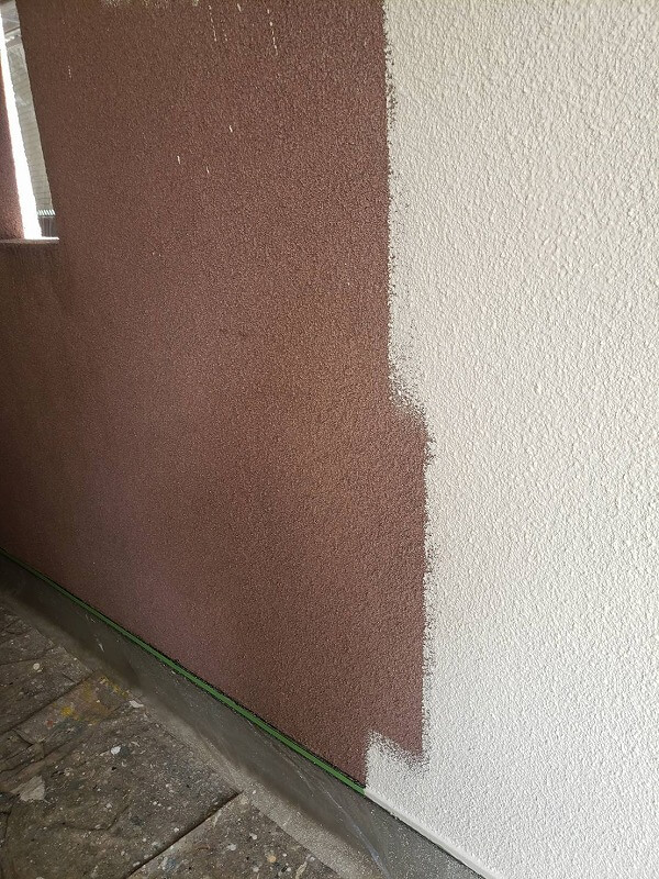 車庫内壁は中塗りまで終了しました。（エスケー化研 アートフレッシュ AC-1201）