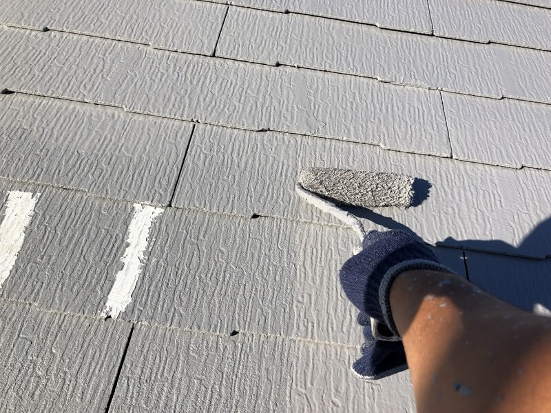屋根の上塗り中です。（エスケー化研 クールタイトSi CLR-106 グレー）