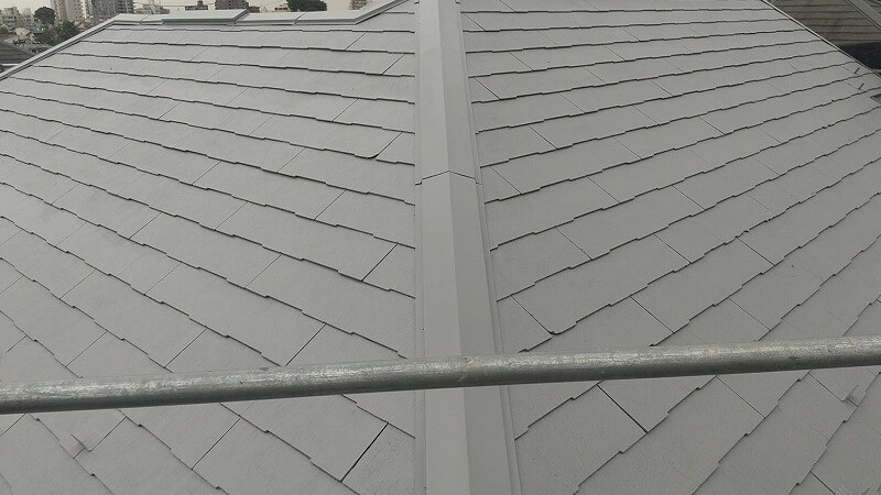 屋根の中塗りが完了しました。（エスケー化研 クールタイトSi CLR-106 グレー）