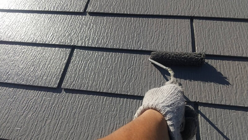 屋根の上塗り中です。（エスケー化研 クールタイト Si CLＲ-106 グレー）