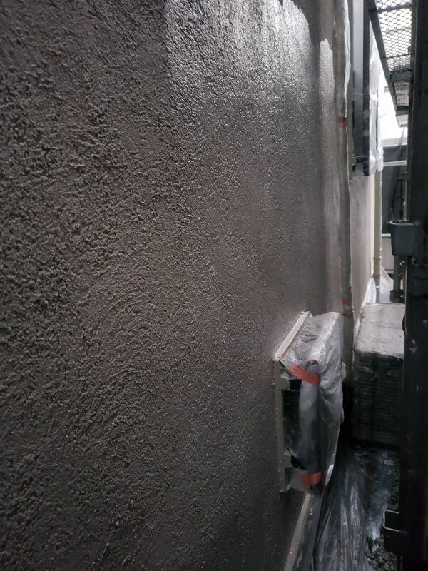 昨日に引き続き、外壁の中塗り中です。（エスケー化研 アートフレッシュ T-3004）