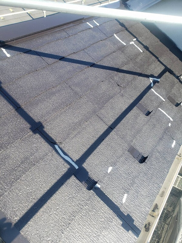 屋根のヒビを補修しました。