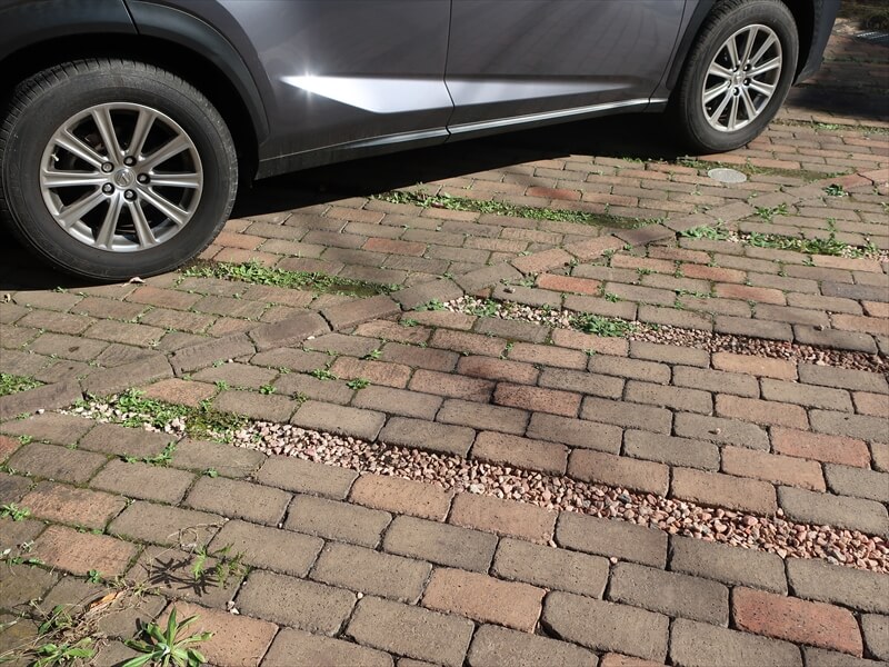 駐車場はレンガと小石の組み合わせなので、水圧で土や石を巻き上げるため、高圧洗浄はできません。