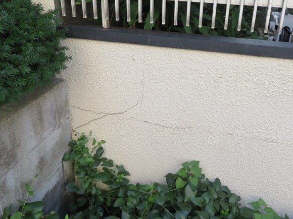 塀にひび割れが入っていました。