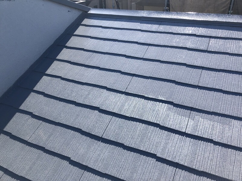 大屋根の上塗りをしています。（エスケー化研 クールタイト CLR-106 グレー）