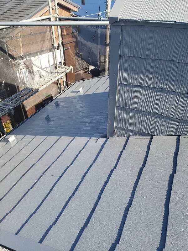 こちらの大屋根も中塗りが完了しました。（エスケー化研 クールタイト CLR-106 グレー）