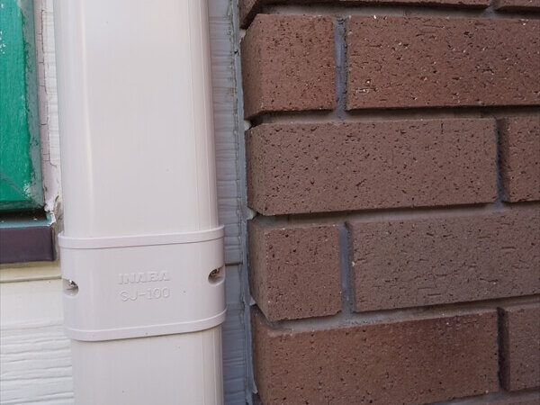 レンガの壁と窓の間にエアコンの配管カバーがあります。レンガの壁にあるシールを交換するには隙間が足りません。