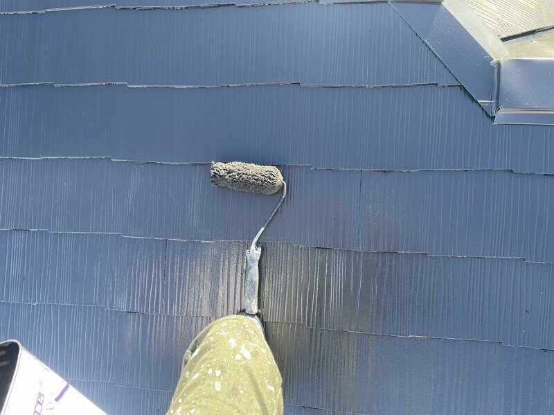 昨日までに屋根材の補修も終了したので、上塗りしていきます。（エスケー化研 クールタイトSi CLR-121 セピアブラウン）