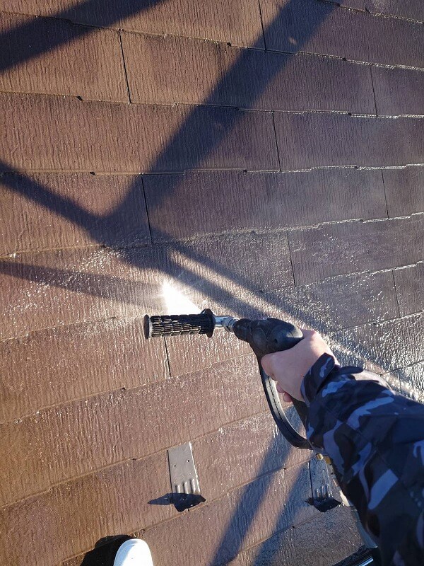 屋根の洗浄をしています。