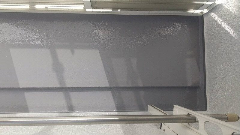 ベランダ床のトップコート塗装が完了しました。（日本特殊塗料 タフシールトップ #300 グレー）