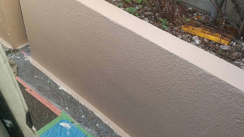 外塀の塗装が完了しました。（エスケー化研 アートフレッシュ AC-1315）