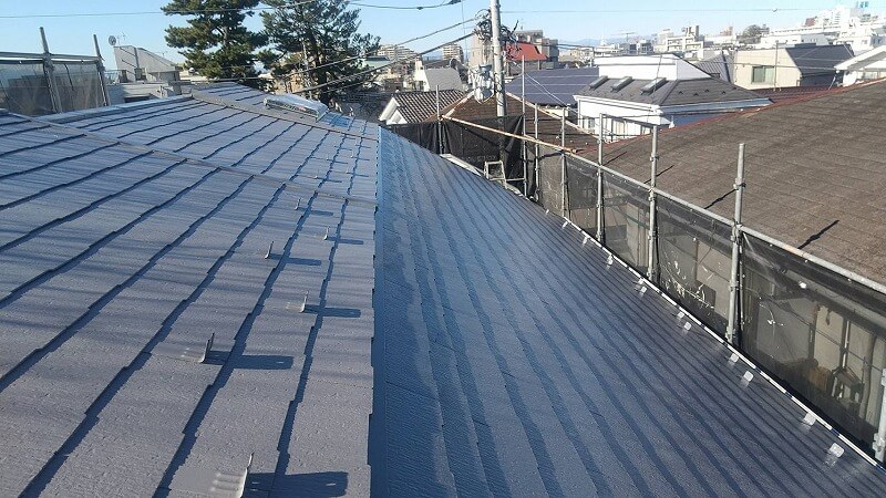 屋根塗装は中塗りまで完了しました。（エスケー化研 クールタイトSi CLR-106 グレー）