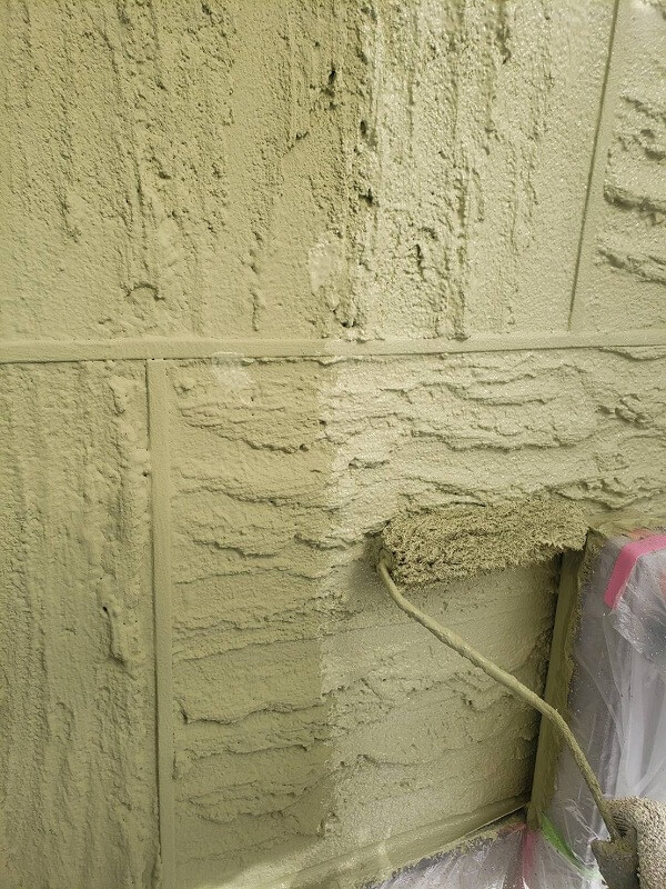 昨日に引き続き、１階正面も上塗りします。（エスケー化研 アートフレッシュ AC-1481）