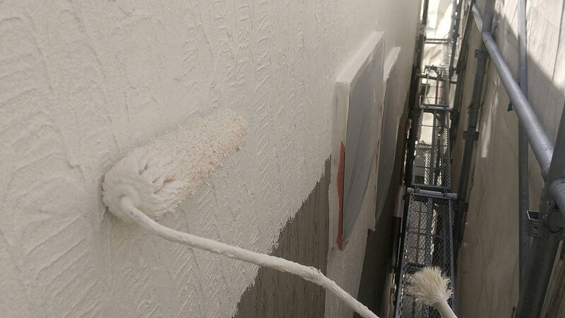 外壁の中塗り中です。（エスケー化研 アートフレッシュ AC-1046）