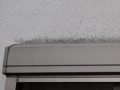 シャッターボックスに当たった雨粒が跳ね返って外壁を汚しています。