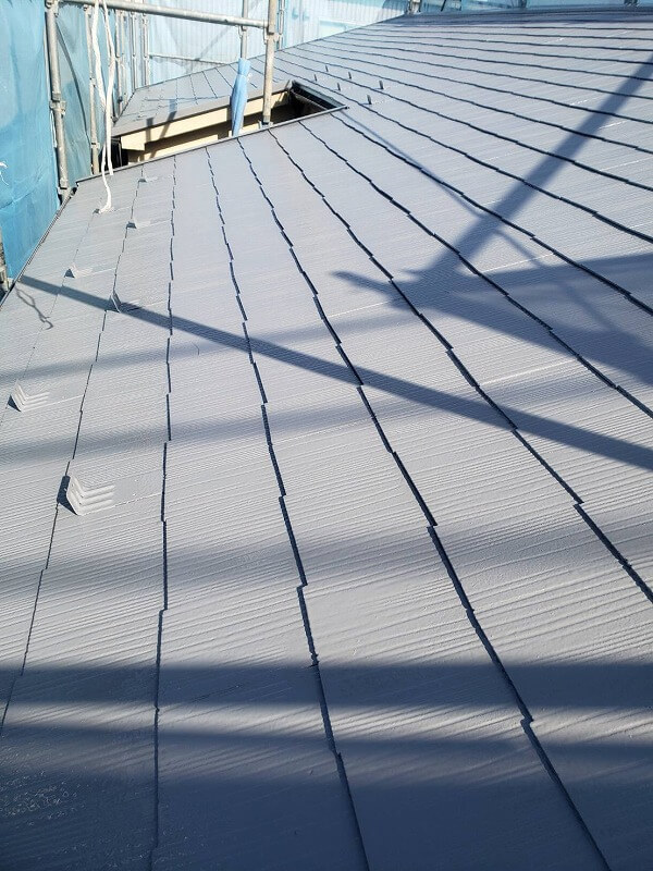 屋根の上塗りが完了しました。（エスケー化研 クールタイトSi CLR-106 グレー）