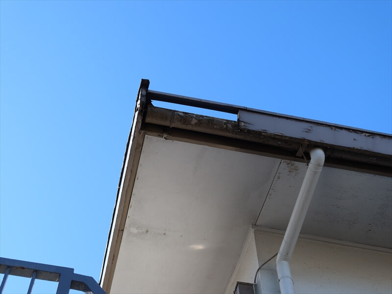 壊れた破風板部分は板金を巻いて補修をすることになります。