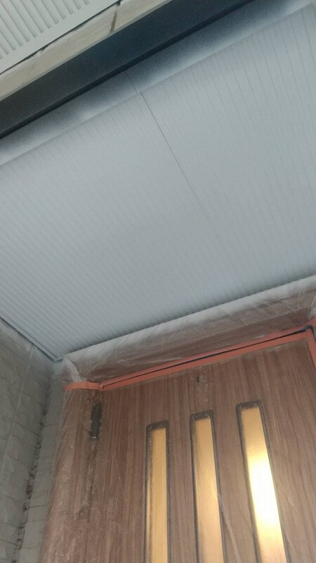 玄関天井の塗装も完了しました。（日本ペイント ケンエースＧ-Ⅱ N-90）